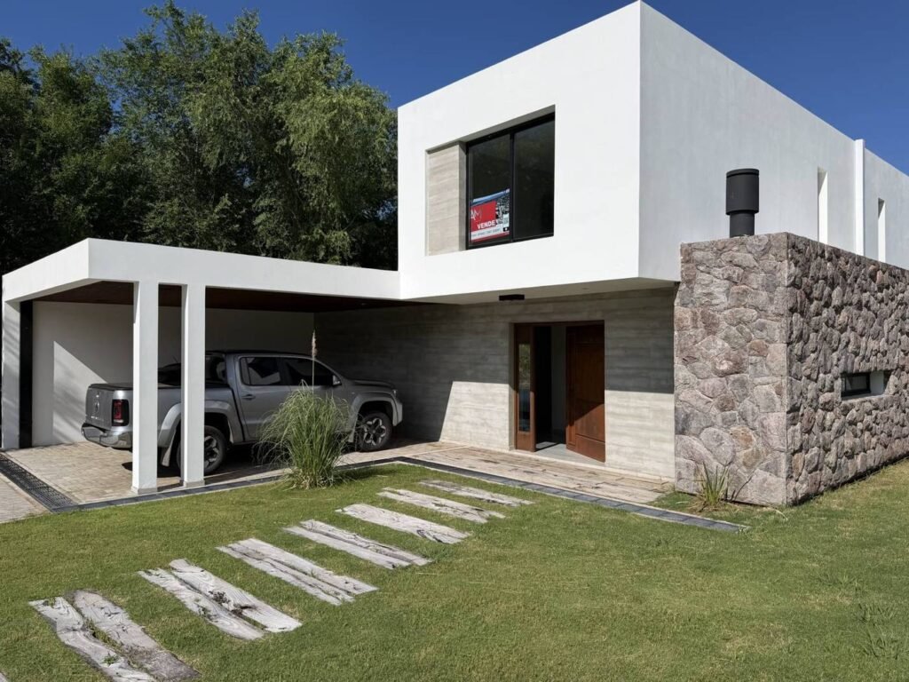 Casa A30 en Altos de Carlos Paz: cochera y muro de piedra