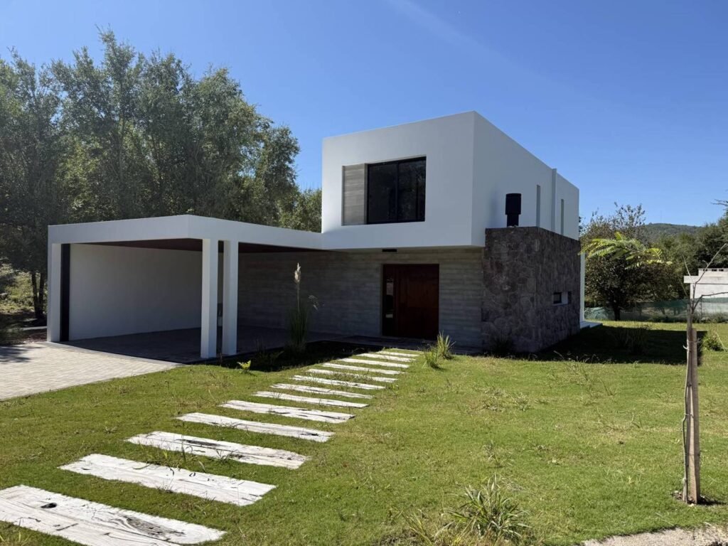 Casa A30 en Altos de Carlos Paz: fachada