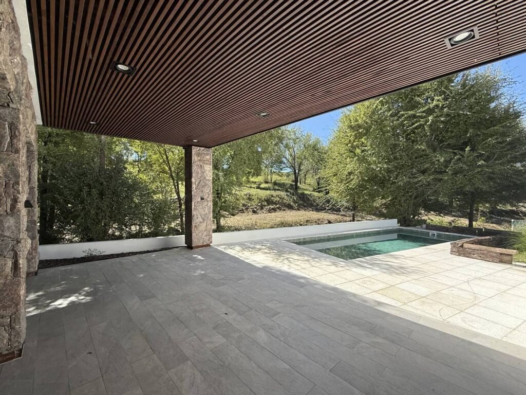 Casa A30 en Altos de Carlos Paz: galería con vista a la pileta