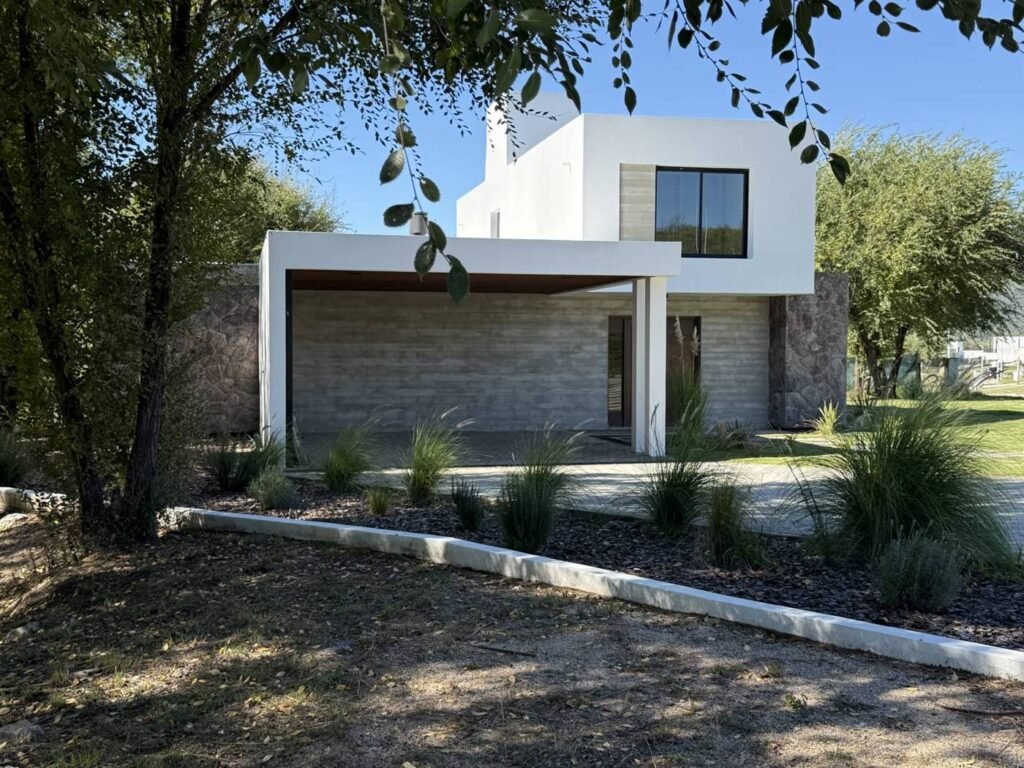 Casa A30 en Altos de Carlos Paz: la casa entre los árboles