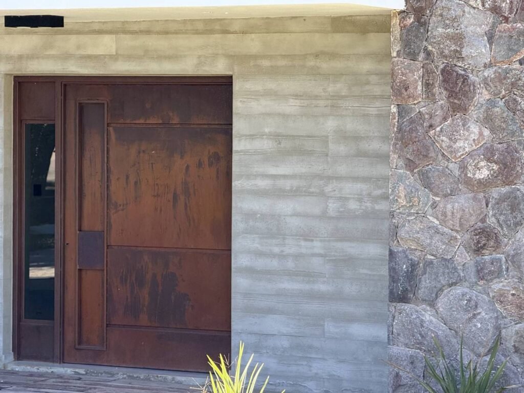 Casa A30 en Altos de Carlos Paz: puerta de ingreso en óxido