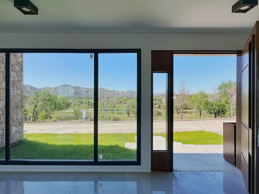 Casa A9 en Altos de Carlos Paz: aberturas hacia el parque