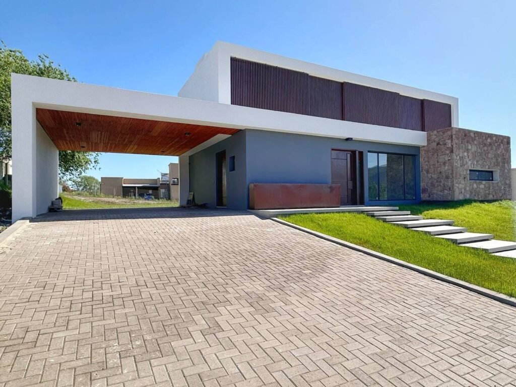 Casa A9 en Altos de Carlos Paz: cochera e ingreso
