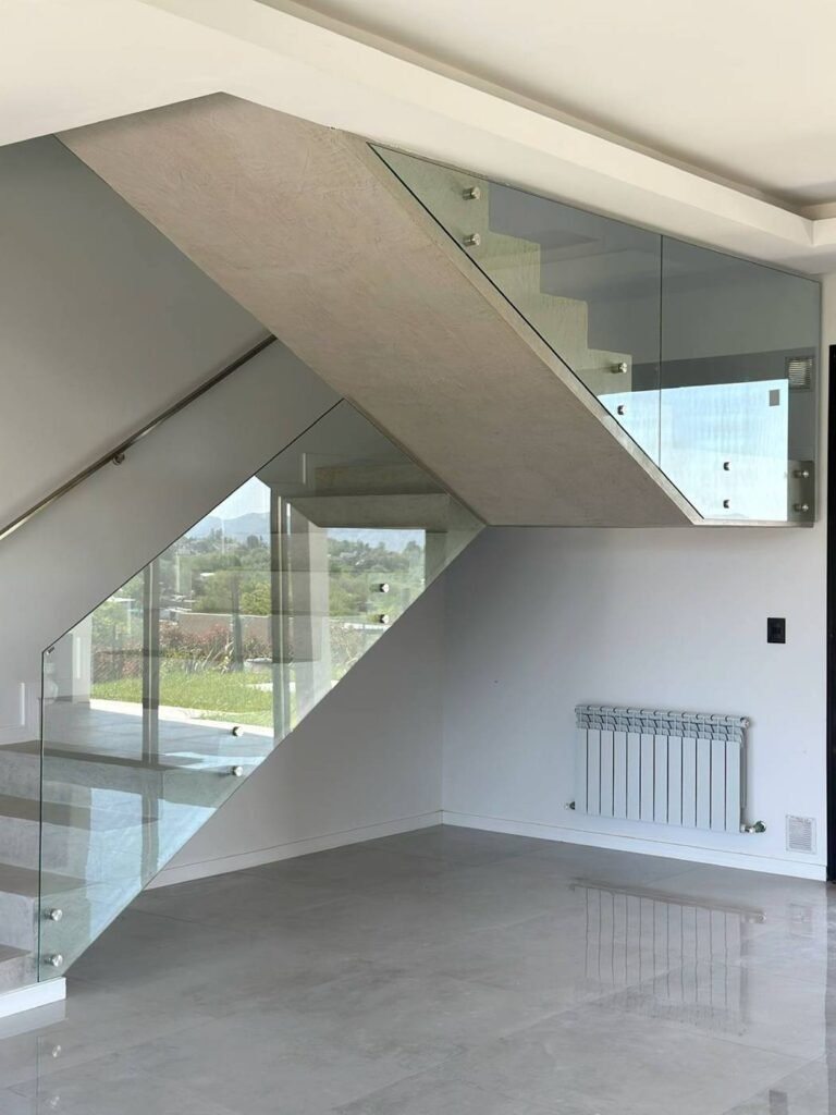 Casa A9 en Altos de Carlos Paz: escalera con baranda de vidrio