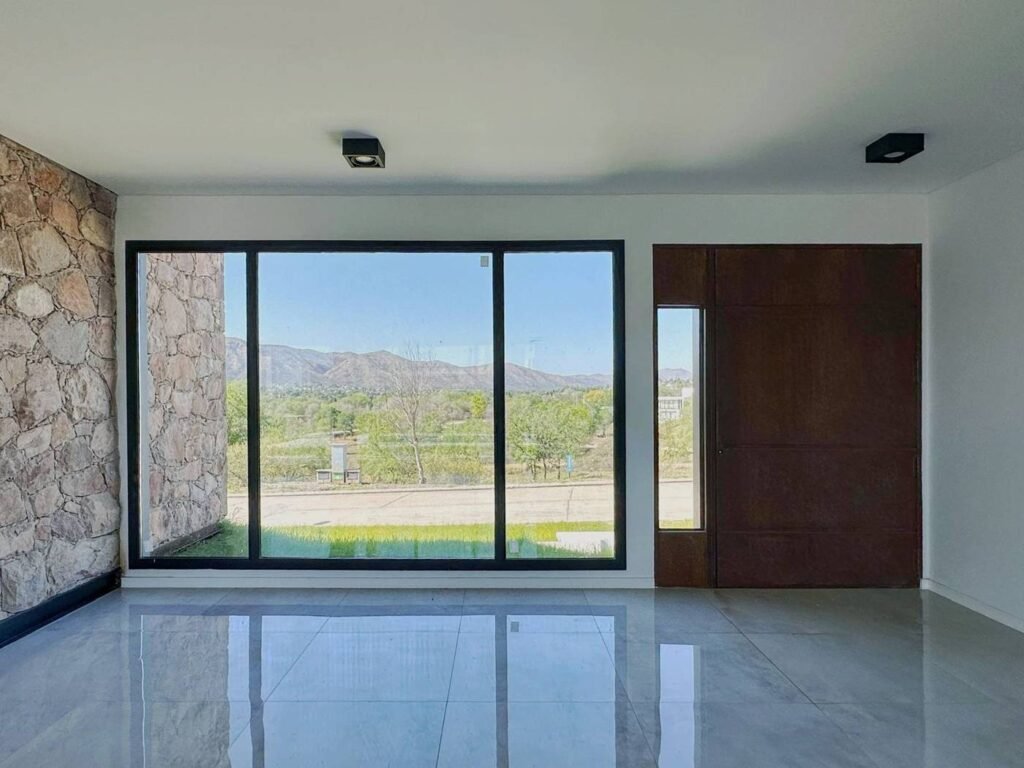 Casa A9 en Altos de Carlos Paz: living con vista a las sierras