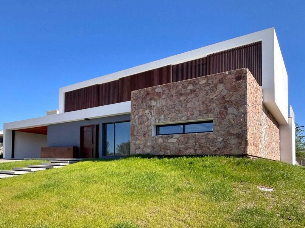 Casa A9 en Altos de Carlos Paz: volumen de piedra