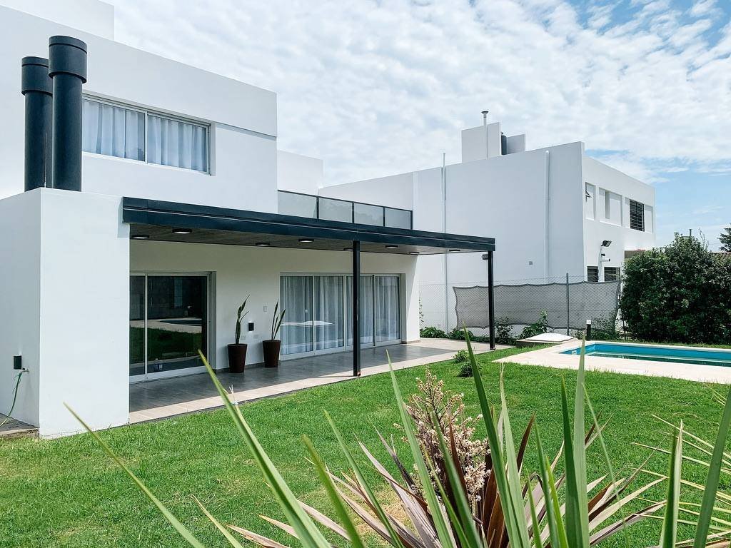 Casa Alem en Villa Carlos Paz: contrafrente y pileta