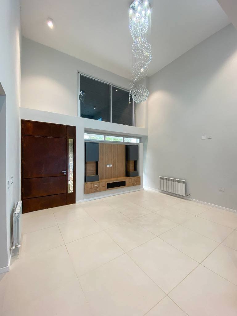 Casa Alem en Villa Carlos Paz: doble altura del living