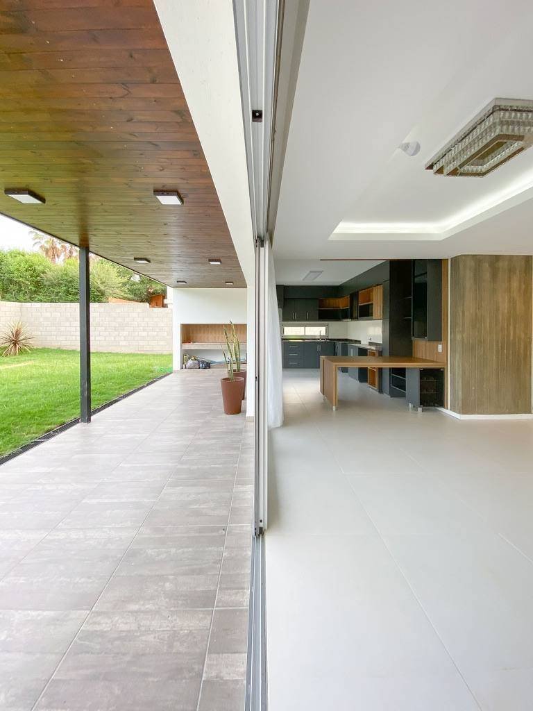 Casa Alem en Villa Carlos Paz: galería integrada con la cocina