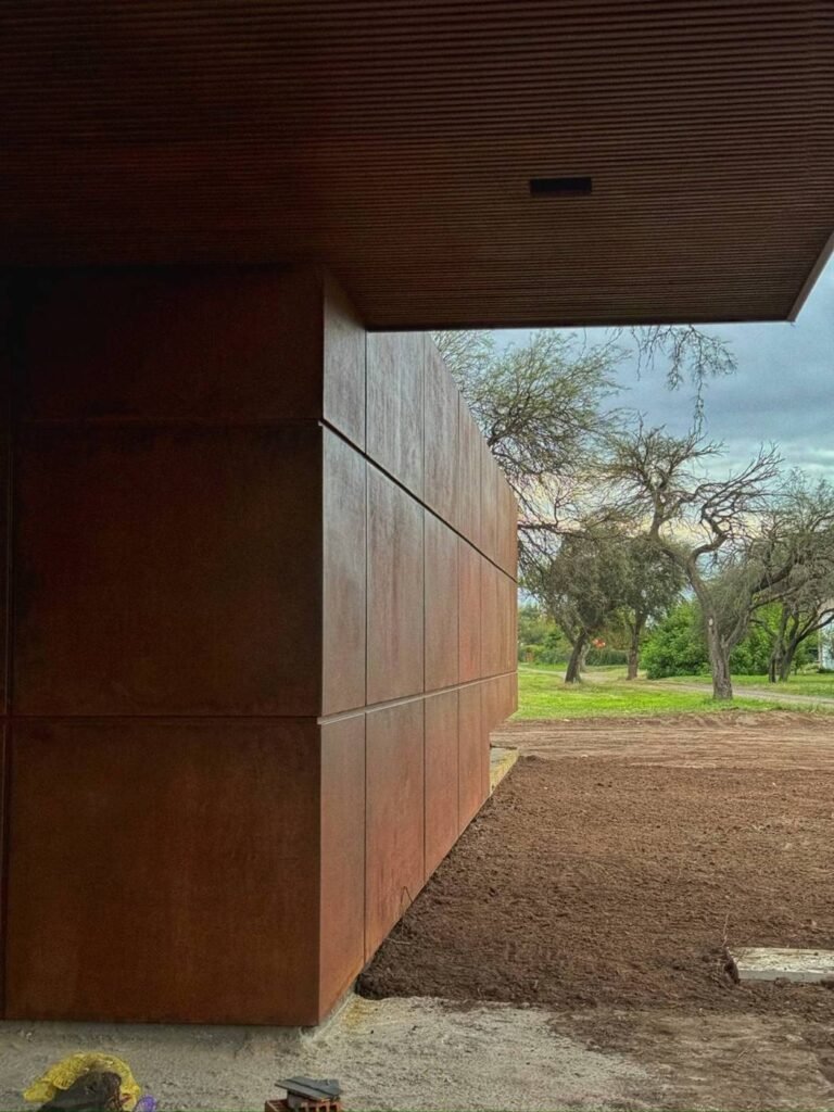 Casa E102 en Estación del Carmen, Malagueño: detalle de fachada