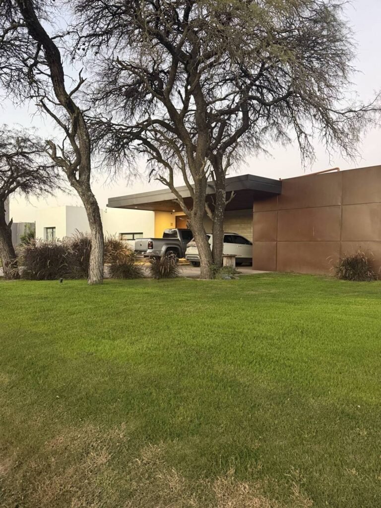 Casa E102 en Estación del Carmen, Malagueño: fachada con revestimiento oxidado