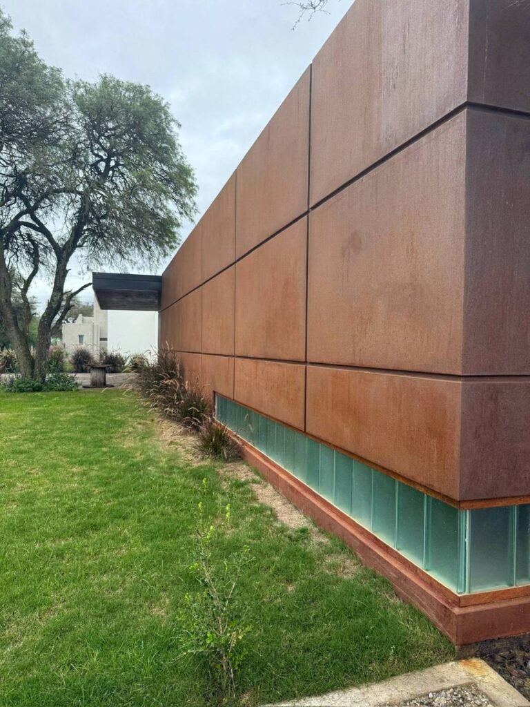 Casa E102 en Estación del Carmen, Malagueño: muro oxidado