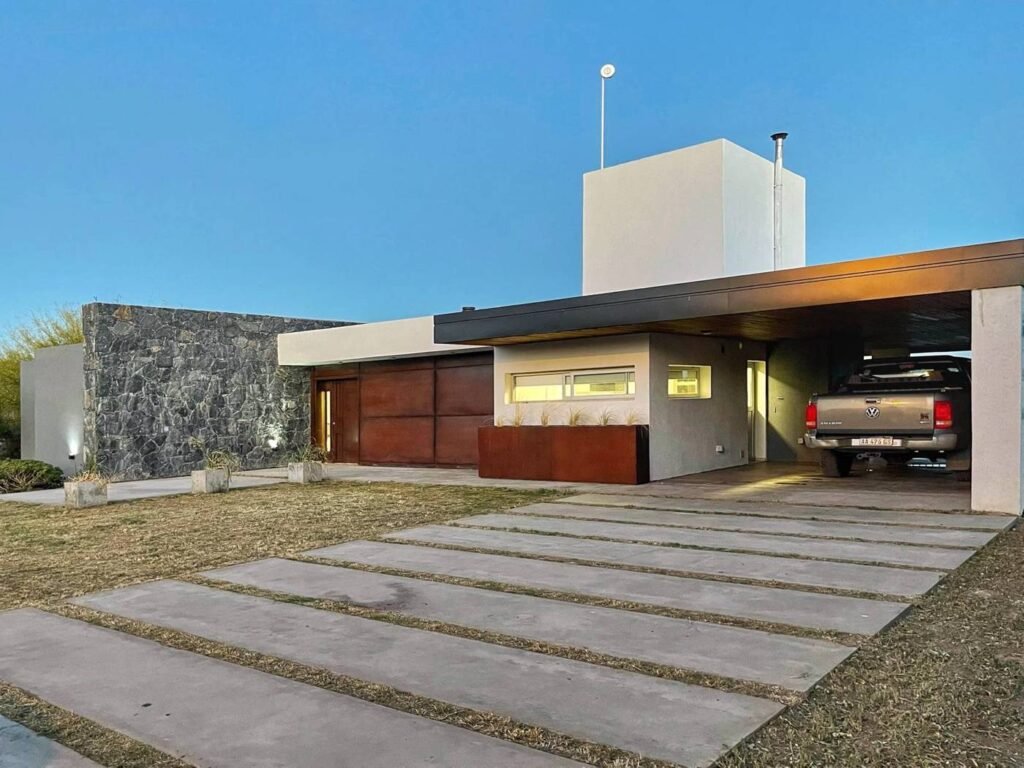 Casa E11 en Estación del Carmen, Malagueño: fachada remodelada