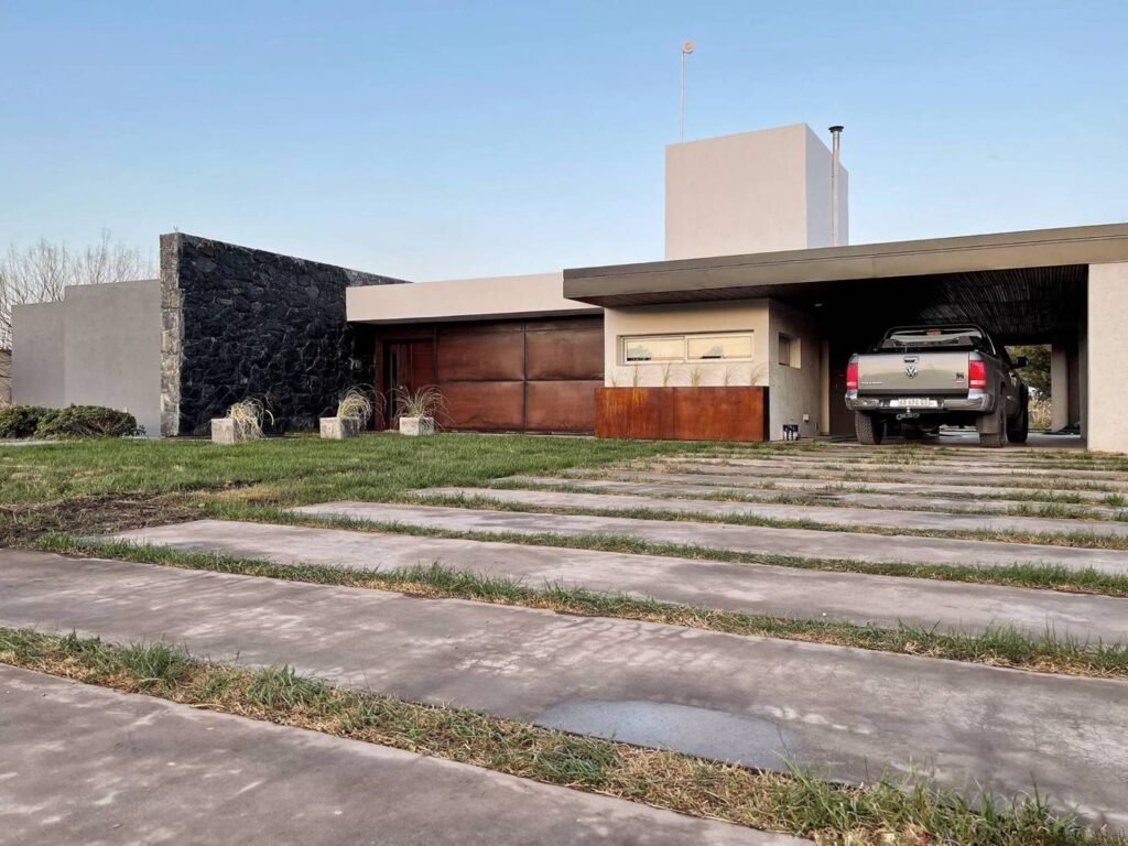 Casa E11 en Estación del Carmen, Malagueño: frente y cochera