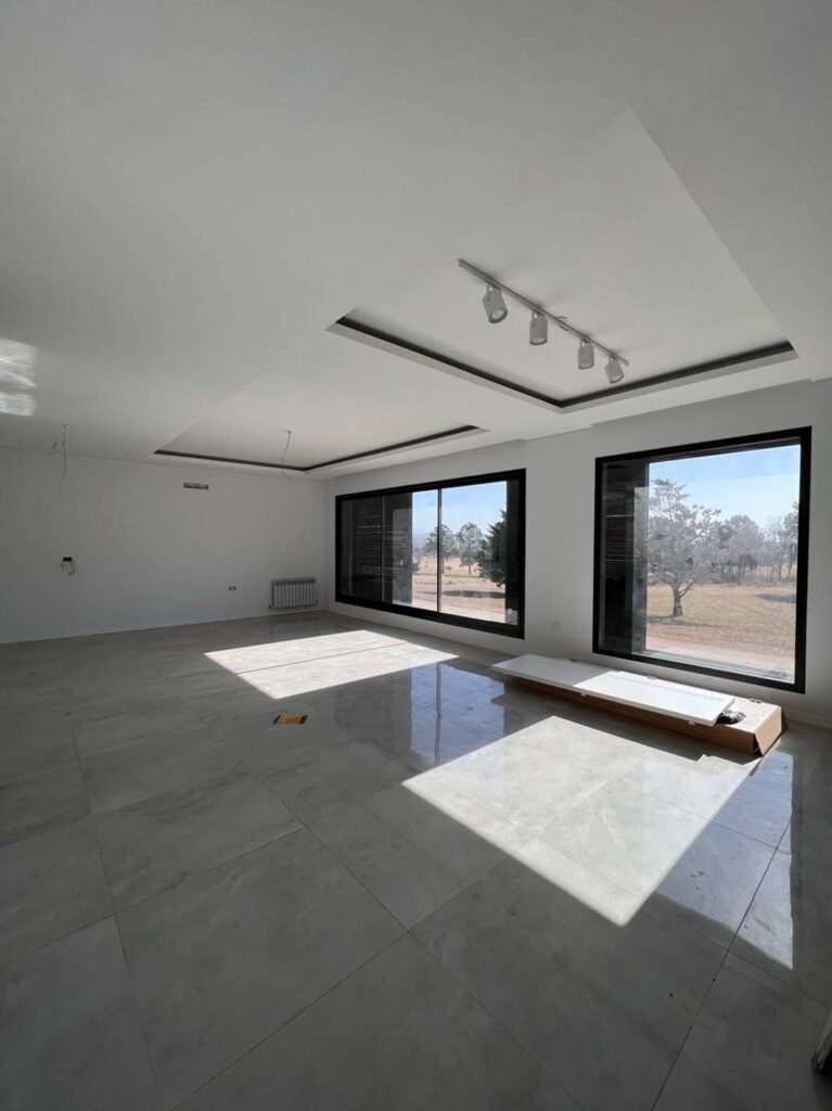 Casa G21 en Carlos Paz Golf Country Club: living con vista a las sierras
