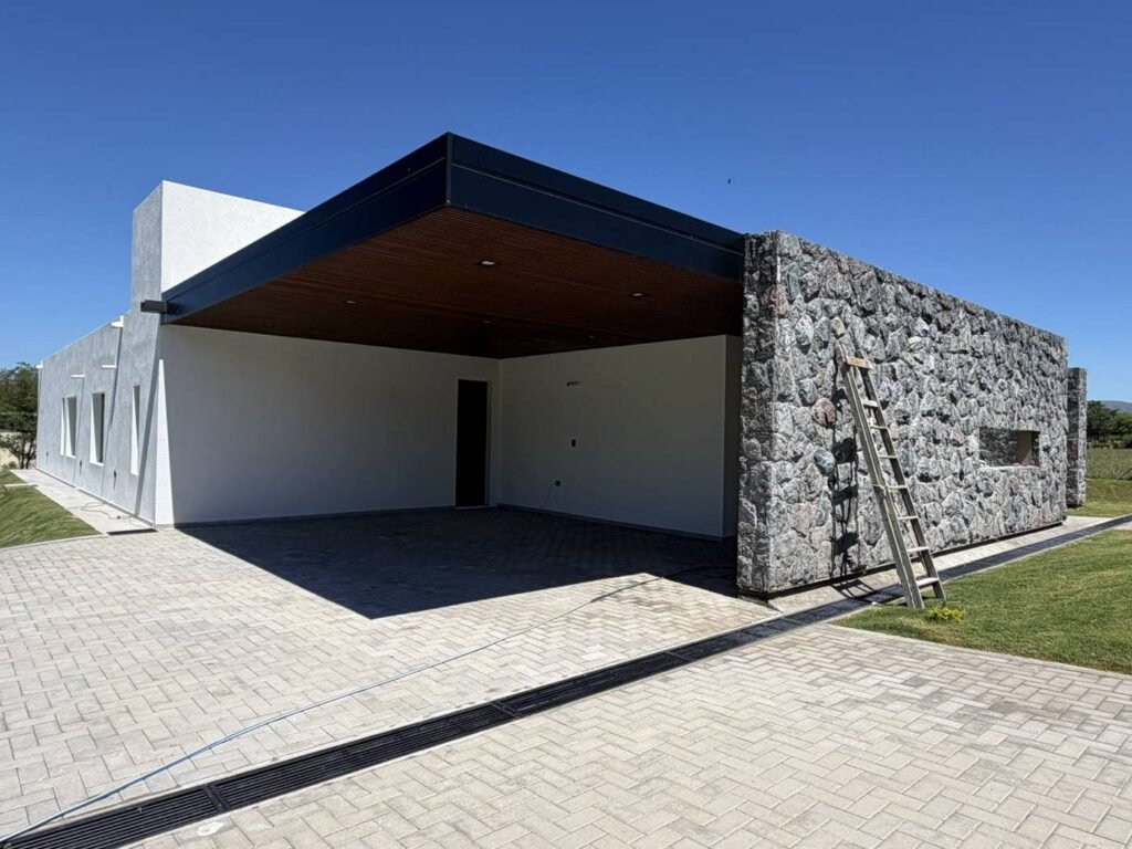 Casa G9 en Carlos Paz Golf Country Club: cochera