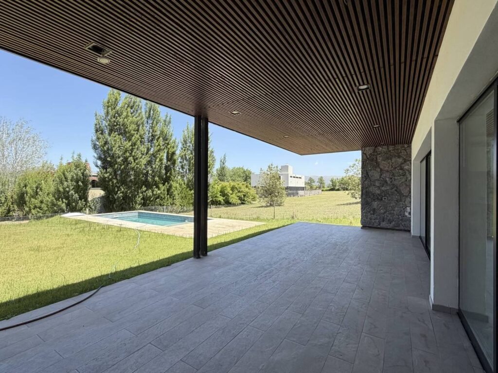 Casa G9 en Carlos Paz Golf Country Club: galería con vista a la pileta