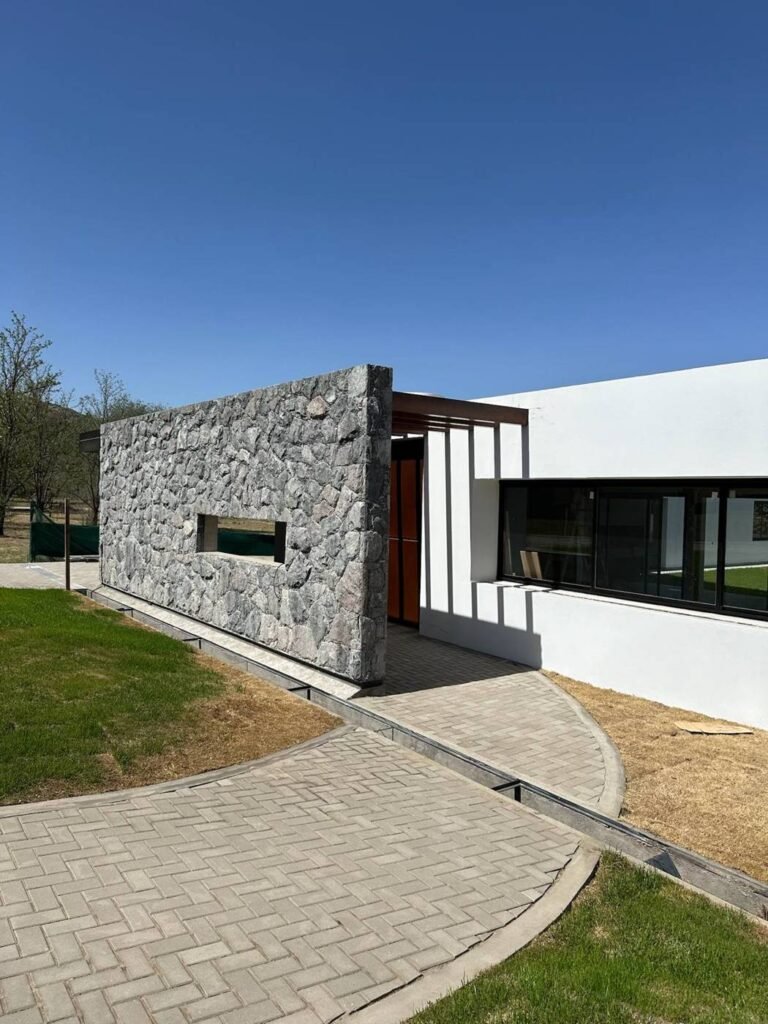 Casa G9 en Carlos Paz Golf Country Club: ingreso con muro de piedra