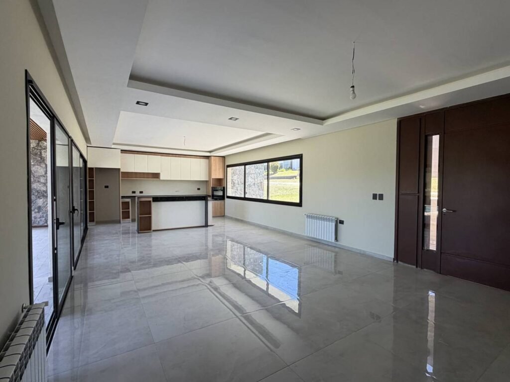 Casa G9 en Carlos Paz Golf Country Club: living y cocina