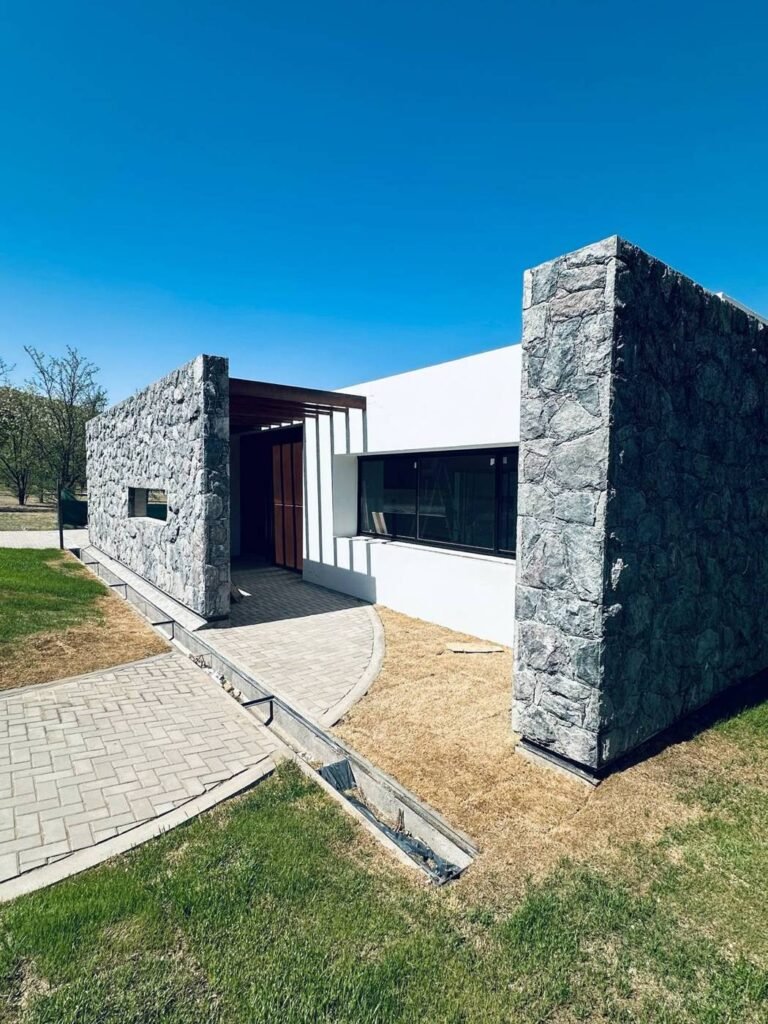 Casa G9 en Carlos Paz Golf Country Club: muro de piedra